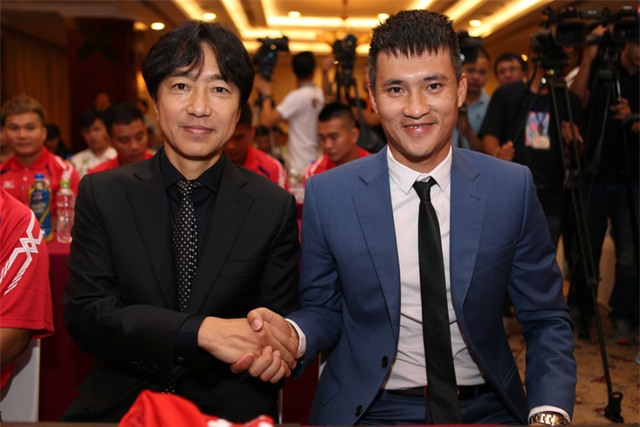 HLV Miura (trái) tuyên bố CLB TPHCM sẽ có huy chương tại V-League 2018 (ảnh: Q.L)