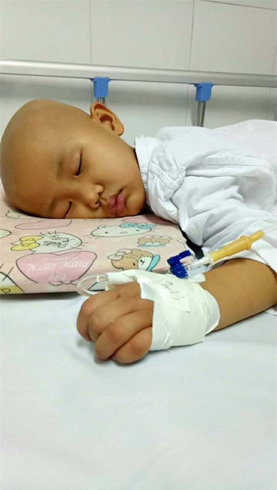 Xúc động câu nói “con sẽ khỏe mạnh” của bé gái 4 tuổi mắc bệnh ung thư - Ảnh 1.