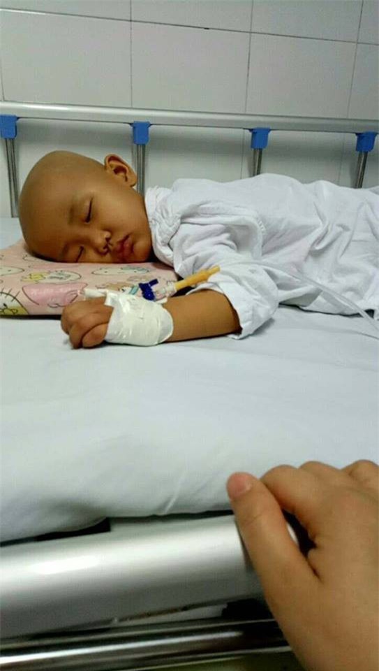 Xúc động câu nói “con sẽ khỏe mạnh” của bé gái 4 tuổi mắc bệnh ung thư - Ảnh 2.