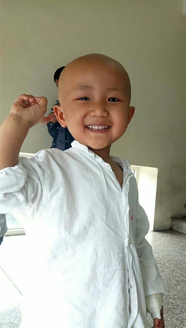 Xúc động câu nói “con sẽ khỏe mạnh” của bé gái 4 tuổi mắc bệnh ung thư - Ảnh 3.