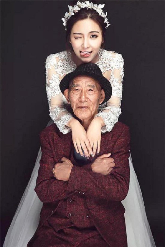 Thấy bức ảnh cô dâu xinh xắn với chú rể U90 chống gậy, ai cũng sốc nhưng sự thật phía sau ngọt ngào lắm - Ảnh 2.