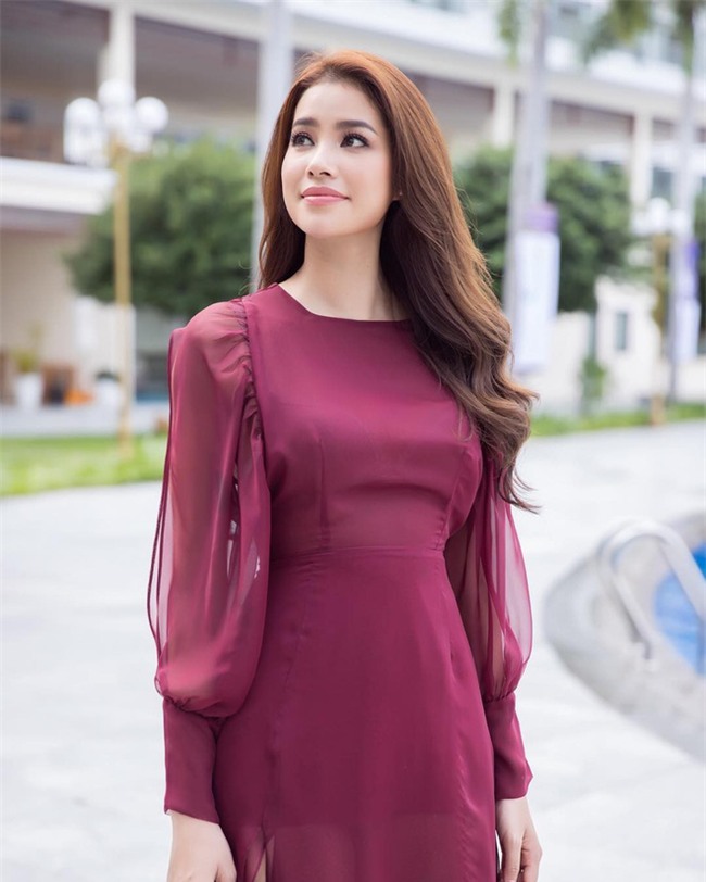 Chán những tông màu thanh lịch nhã nhặn, Phạm Hương bây giờ lại thích diện đồ màu hồng sặc sỡ - Ảnh 5.