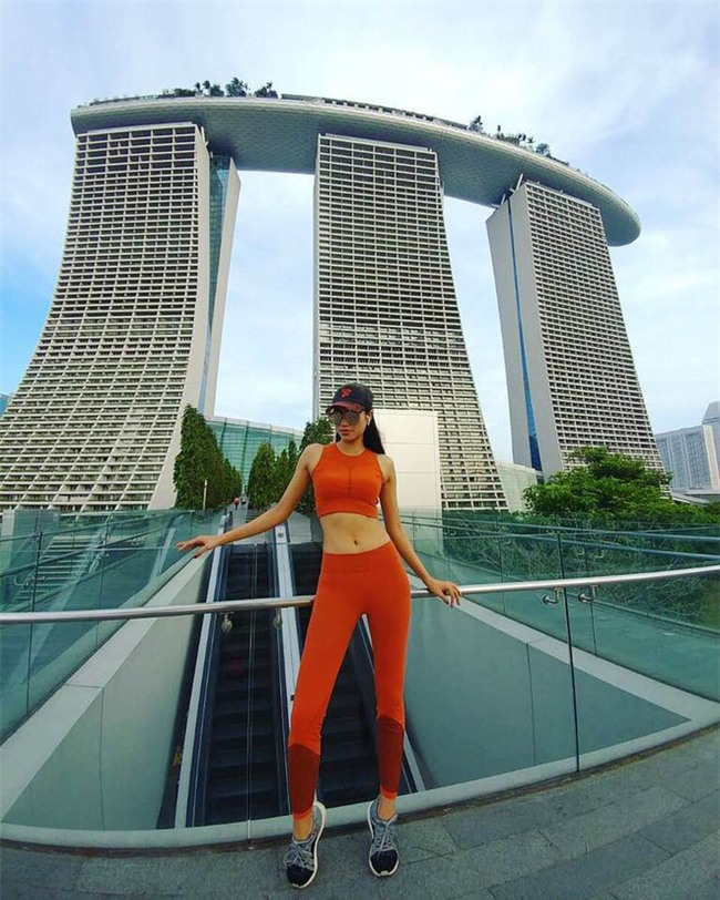 Chán những tông màu thanh lịch nhã nhặn, Phạm Hương bây giờ lại thích diện đồ màu hồng sặc sỡ - Ảnh 7.