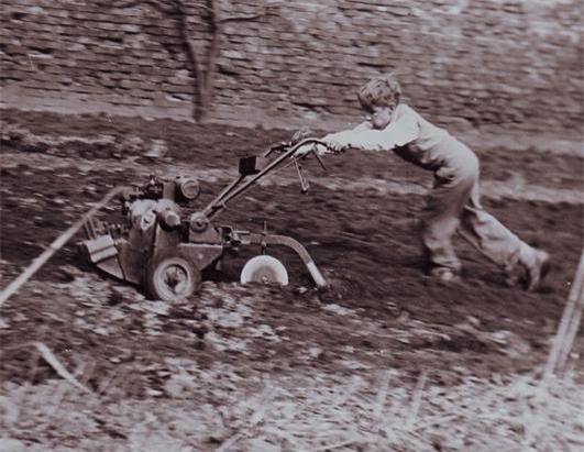 Những bức ảnh ít người biết tới về thời trẻ của giáo sư thiên tài Stephen Hawking - Ảnh 2.