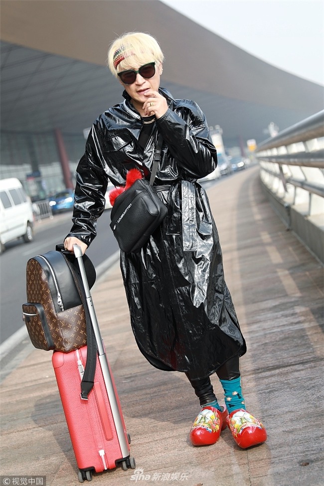 Style sân bay Đông Tây kim cổ lẫn lộn, ai đã làm Nhĩ Thái Trần Chí Bằng thành ra thế này?-1