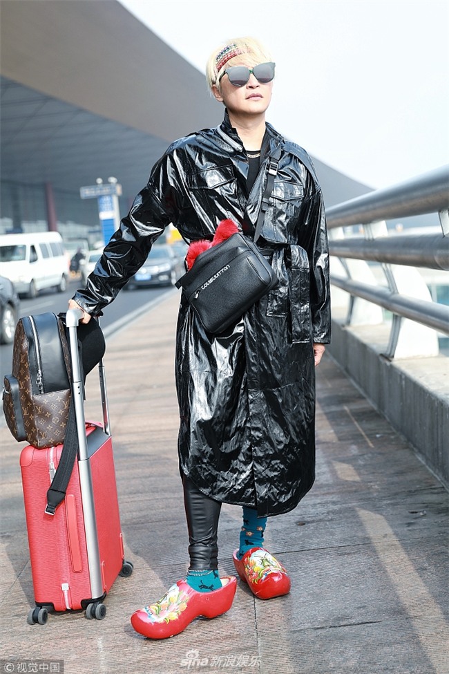 Style sân bay Đông Tây kim cổ lẫn lộn, ai đã làm Nhĩ Thái Trần Chí Bằng thành ra thế này?-4