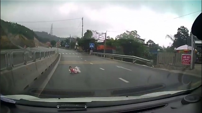 quốc lộ 18,Quảng Ninh,tai nạn,em bé bò trên quốc lộ