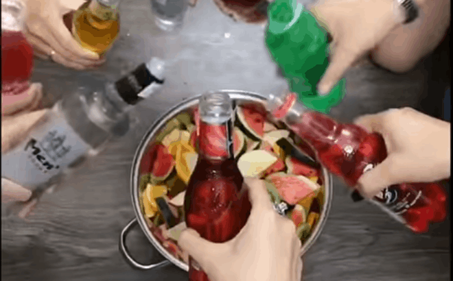 Uống rượu pha nước ngọt và trái cây: Vừa hại não, vừa có nguy cơ nhiễm độc