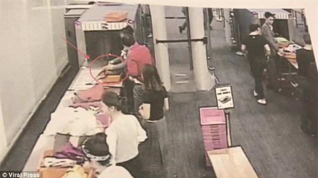 Cận cảnh nhân viên an ninh sân bay trộm tiền trong túi hành lí của khách - Ảnh 2.