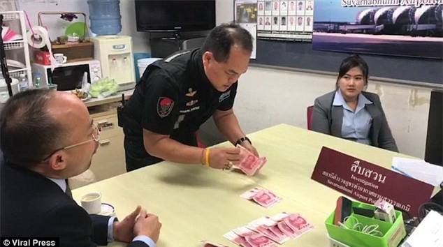 Cận cảnh nhân viên an ninh sân bay trộm tiền trong túi hành lí của khách - Ảnh 3.