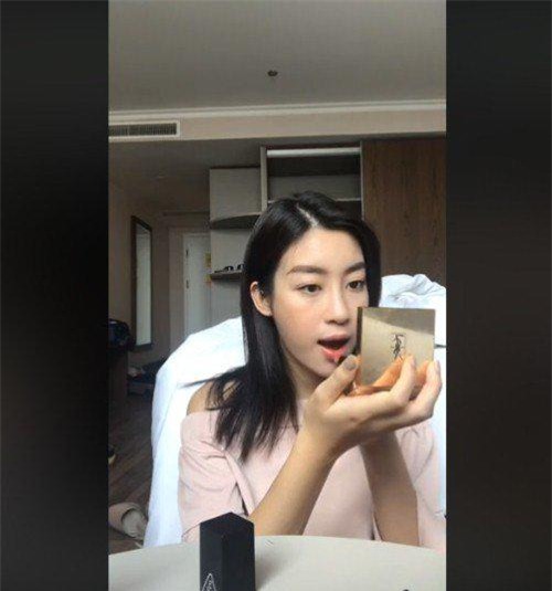 hoi chi em me met voi  livestream huong dan trang diem cua hoa hau do my linh - 8