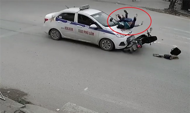 Bắc Ninh: Đang đèo con đến ngã tư thì xảy ra va chạm với taxi, 2 mẹ con bị hất văng rồi ngã xuống đường - Ảnh 1.
