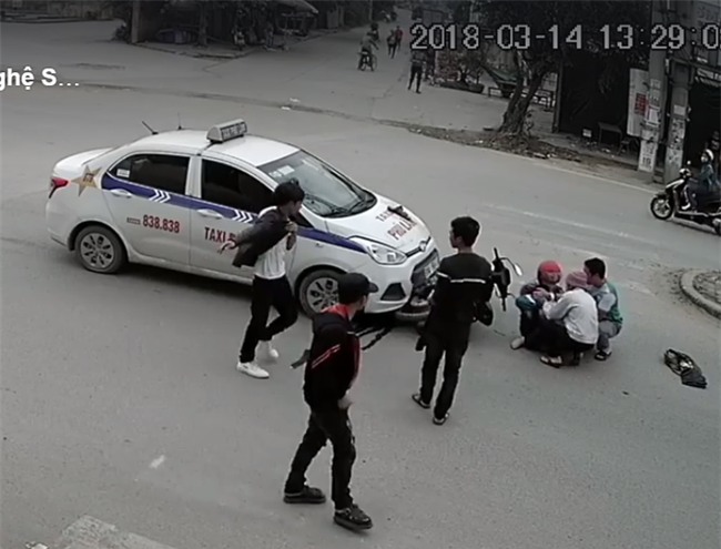 Bắc Ninh: Đang đèo con đến ngã tư thì xảy ra va chạm với taxi, 2 mẹ con bị hất văng rồi ngã xuống đường - Ảnh 2.