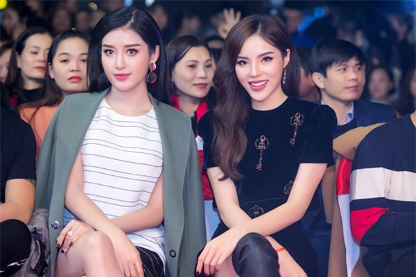 Clip: Hội ngộ tại sự kiện, Kỳ Duyên và Huyền My sượng sùng chụp ảnh cùng nhau - Ảnh 4.