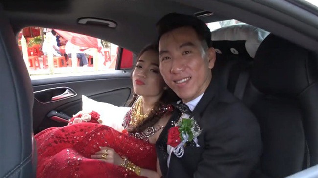 Xuất hiện đám cưới 100 cây vàng đình đám đến mức cô dâu trĩu cổ, chật kín hai tay vì vàng ở Cà Mau khiến MXH xôn xao - Ảnh 3.