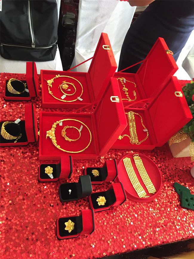 Xuất hiện đám cưới 100 cây vàng đình đám đến mức cô dâu trĩu cổ, chật kín hai tay vì vàng ở Cà Mau khiến MXH xôn xao - Ảnh 7.