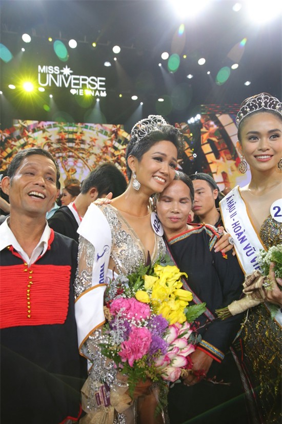 Người mẹ nghèo nhưng đầy đặc biệt của Hoa hậu H’Hen Niê - Ảnh 1.