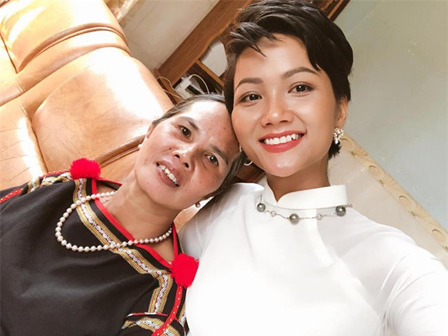 Người mẹ nghèo nhưng đầy đặc biệt của Hoa hậu H’Hen Niê - Ảnh 2.
