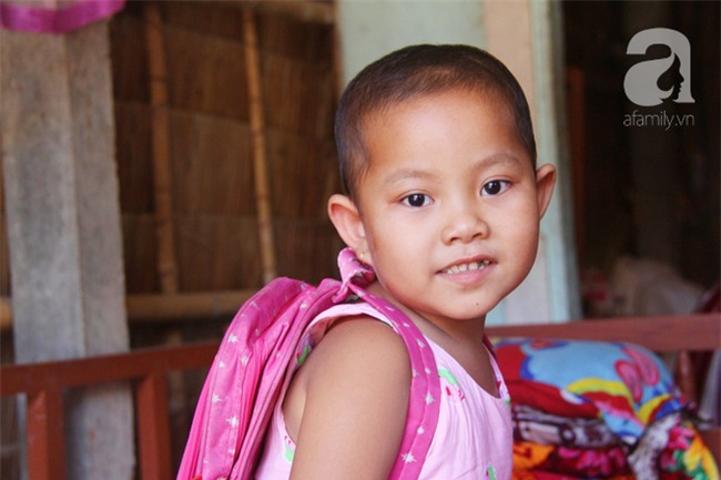 Phép màu đến với bé gái 5 tuổi bị u não giai đoạn cuối, cầu xin mẹ cứu chữa rồi hứa lớn lên đi mần trả tiền lại - Ảnh 1.