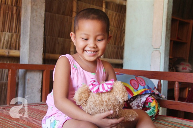 Phép màu đến với bé gái 5 tuổi bị u não giai đoạn cuối, cầu xin mẹ cứu chữa rồi hứa lớn lên đi mần trả tiền lại - Ảnh 3.