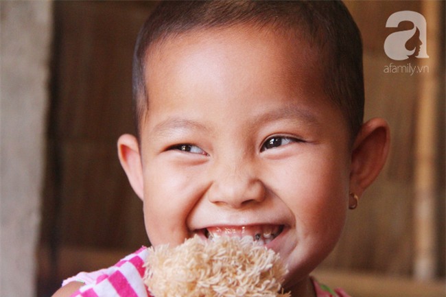 Phép màu đến với bé gái 5 tuổi bị u não giai đoạn cuối, cầu xin mẹ cứu chữa rồi hứa lớn lên đi mần trả tiền lại - Ảnh 4.