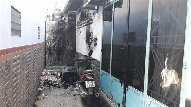 Clip ngôi nhà ở Sài Gòn liên tục bị ‘khủng bố’ bằng bom sơn - Ảnh 2.