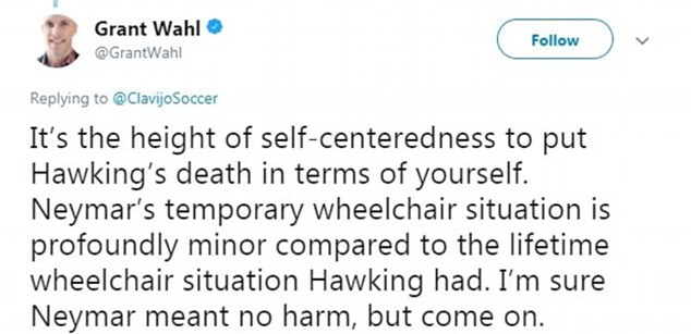 Ngồi xe lăn đóng giả Stephen Hawking, Neymar bị ném đá tơi bời - Ảnh 2.