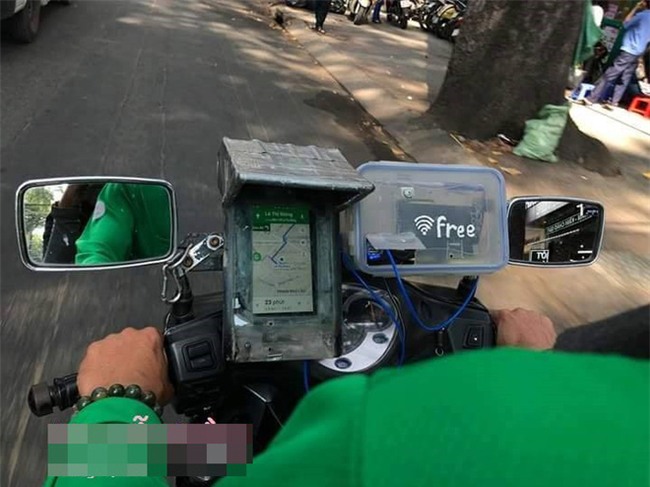 Lắp cục phát wifi trên xe máy, tài xế Grab khiến dân mạng thốt lên: Ai nỡ cho 1 sao - Ảnh 2.