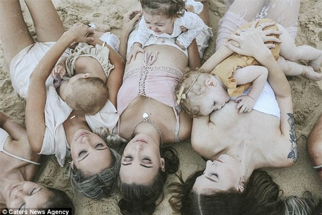 Hình ảnh 14 bà mẹ ngực trần, cho con bú trên bờ biển lại dấy lên tranh luận: Có nên cho trẻ bú ở nơi công cộng? - Ảnh 5.