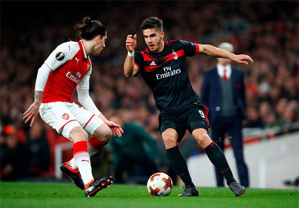 Welbeck lap cu dup dua Arsenal vao tu ket Europa League hinh anh 1