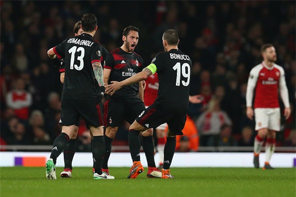 Welbeck lap cu dup dua Arsenal vao tu ket Europa League hinh anh 2