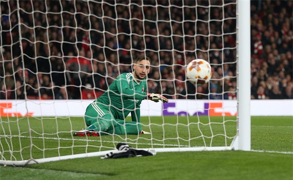 Welbeck lap cu dup dua Arsenal vao tu ket Europa League hinh anh 3