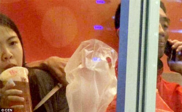 Nhờ thái độ tỉnh như ruồi, cô gái trẻ thoát khỏi mũi dao nhọn của tên cướp trong tích tắc - Ảnh 2.