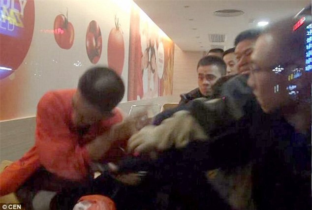 Nhờ thái độ tỉnh như ruồi, cô gái trẻ thoát khỏi mũi dao nhọn của tên cướp trong tích tắc - Ảnh 5.