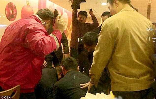 Nhờ thái độ tỉnh như ruồi, cô gái trẻ thoát khỏi mũi dao nhọn của tên cướp trong tích tắc - Ảnh 6.