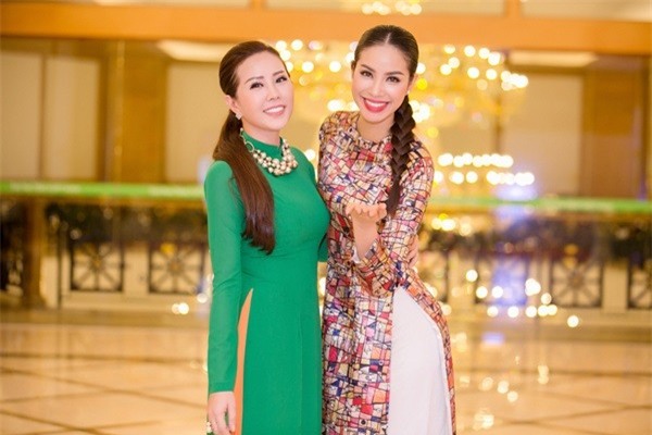 Tại buổi tiệc đấu giá từ thiện gây quỹ xây nhà tình thương, Hoa hậu Thu Hoài đã đấu thành công bức ảnh có chữ ký của 80 Hoa hậu dự thi Hoa hậu Hoàn vũ Thế giới 2015. Đây là bức ảnh được Phạm Hương thực hiện để gây quỹ từ thiện. - Tin sao Viet - Tin tuc sao Viet - Scandal sao Viet - Tin tuc cua Sao - Tin cua Sao