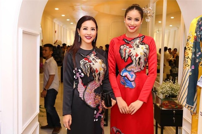 Góp mặt ở sự kiện Tôn vinh áo dài Việt Nam, Hoa hậu&nbsp;Thu Hoài diện áo dài thân thiết chụp hình cùng Hoa hậu Phạm Hương. - Tin sao Viet - Tin tuc sao Viet - Scandal sao Viet - Tin tuc cua Sao - Tin cua Sao