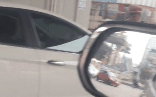 Hà Nội: Nữ tài xế lái xe ô tô vượt đèn đỏ đẩy lùi CSGT
