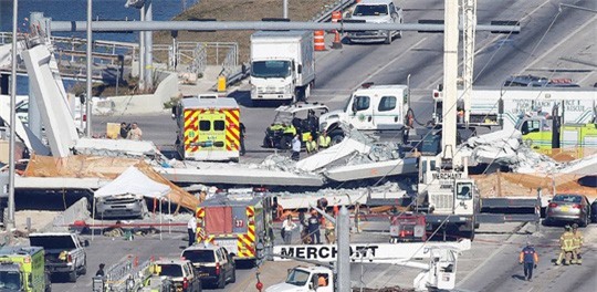 Sập cầu đi bộ 950 tấn mới khai trương ở Mỹ, ít nhất 6 người thiệt mạng - Ảnh 1.