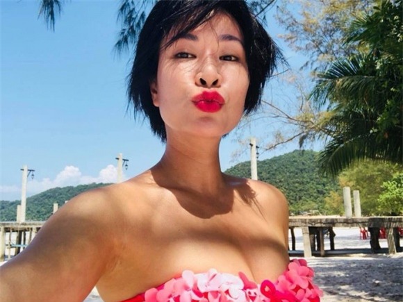 uyên linh, bikini, hồng nhung