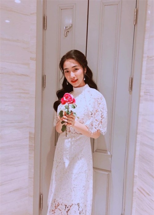 Nhiều người nhận xét, Hòa Minzy rất phù hợp với hình tượng gợi cảm, sang trọng khi theo đuổi dòng nhạc bolero.