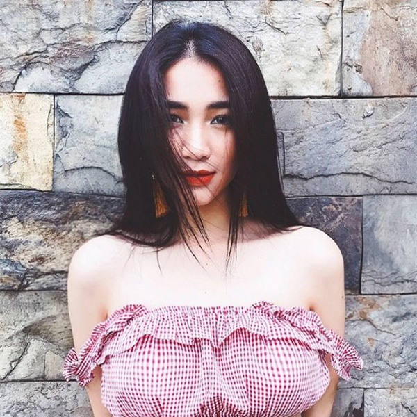 Ngoài đời, Hòa Minzy cũng chuộng lối trang điểm quyến rũ, phong cách thời trang trẻ trung, gợi cảm.