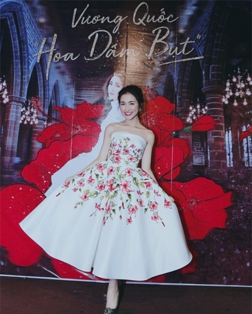 Cô thường xuyên diện những bộ đồ khoe vai trần quyến rũ.