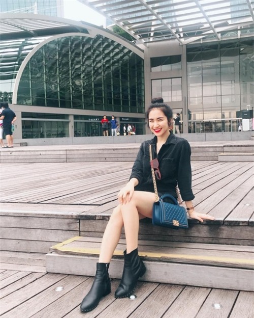 Không những thế, cô còn thường xuyên chụp ảnh, khéo khoe đôi chân dài miên man và nụ cười tươi rói.