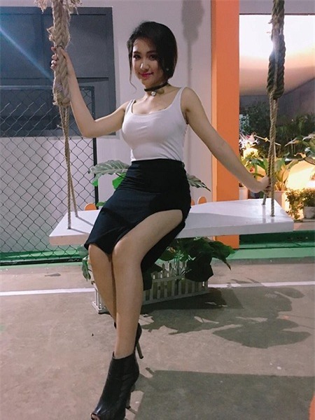 Đường cong gợi cảm cũng được cô khoe khéo léo.