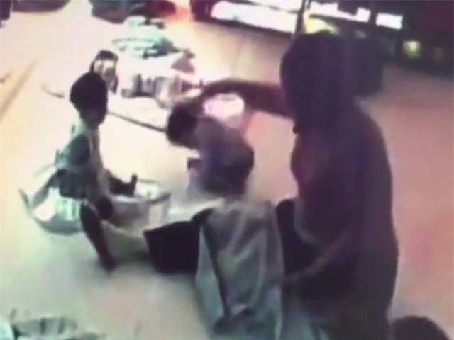 be gai 8 thang tuoi bi bao mau danh lien tiep vao dau, dap ca nguoi xuong san nha - 1