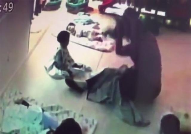 be gai 8 thang tuoi bi bao mau danh lien tiep vao dau, dap ca nguoi xuong san nha - 2