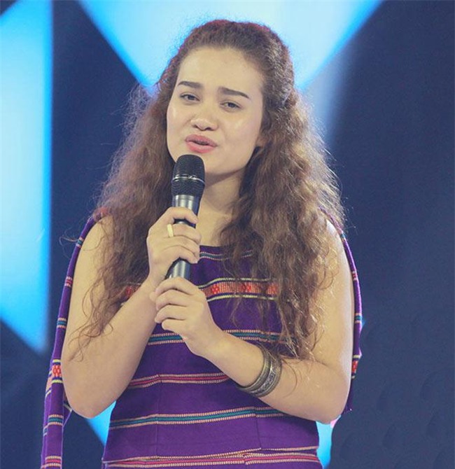 co gai tay nguyen chua chong, cuu hai dua tre sap bi chon song ve nuoi - 1