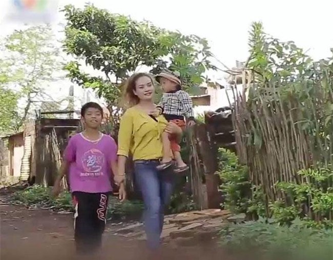 co gai tay nguyen chua chong, cuu hai dua tre sap bi chon song ve nuoi - 3