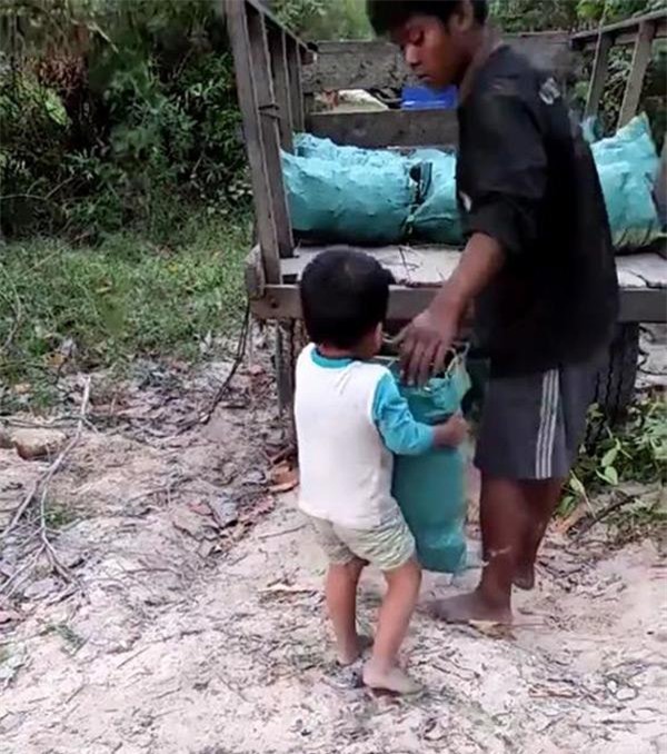 cau be chua day 5 tuoi lao dong nang nhoc phu giup gia dinh khien hang trieu nguoi bat khoc - 3